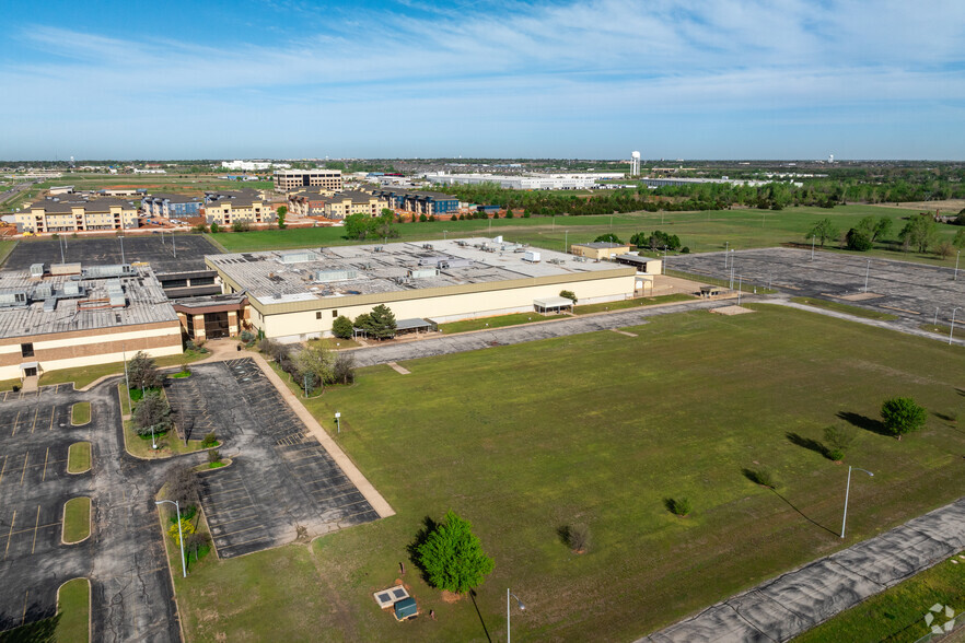10321 W Reno Ave, Oklahoma City, OK à louer - Photo de l’immeuble – Image 3 sur 35