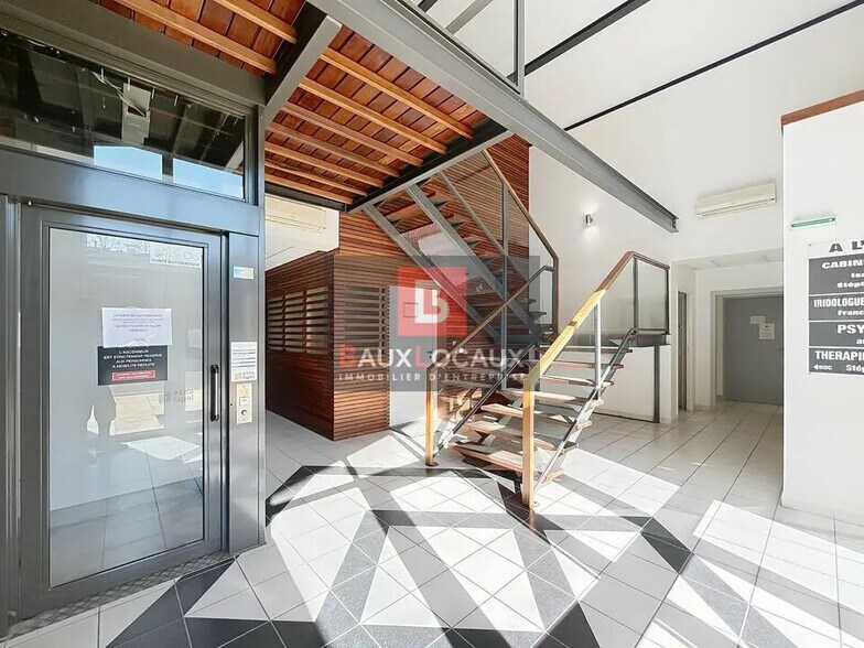 Bureau dans Monteux à louer - Photo de l’immeuble – Image 3 sur 18