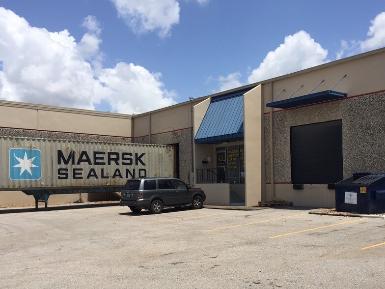 6446 Long Point Rd, Houston, TX à louer - Photo de l’immeuble – Image 2 sur 7