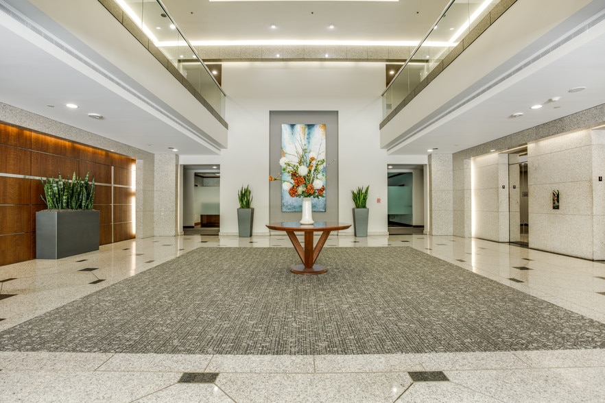 14881 Quorum Dr, Dallas, TX à louer - Hall d’entrée – Image 3 sur 22