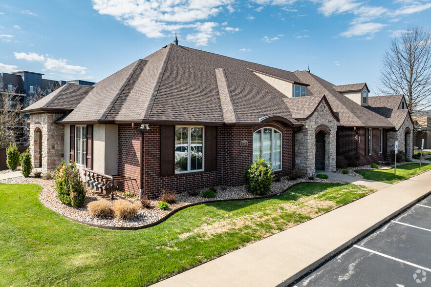 1546 E Bradford Pky, Springfield, MO à vendre - Photo principale – Image 3 sur 23