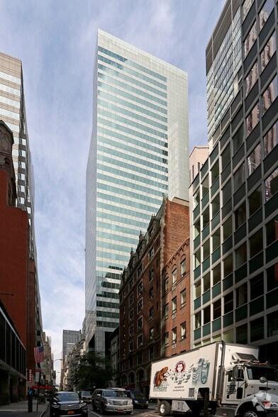 535 Madison Ave, New York, NY à louer - Photo de l’immeuble – Image 2 sur 11