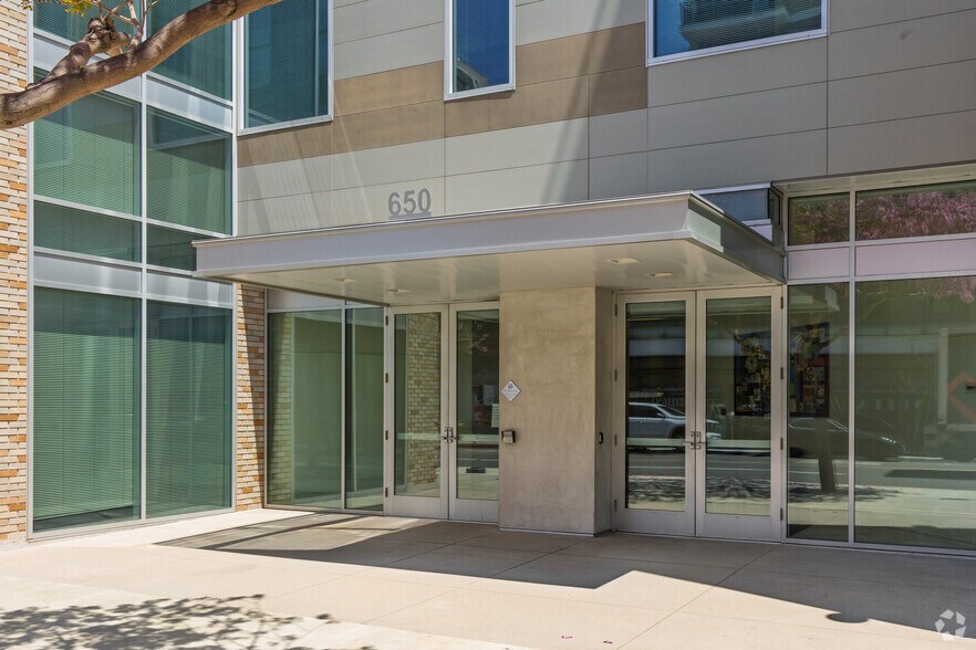 650 Pine Ave, Long Beach, CA à vendre - Photo de l’immeuble – Image 3 sur 5