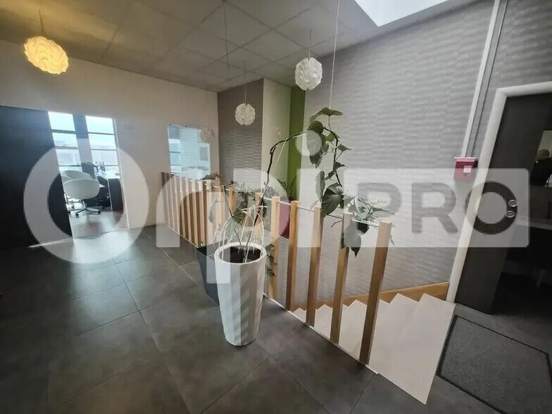 Local d’activités dans Ormes à louer - Photo de l’immeuble – Image 3 sur 12