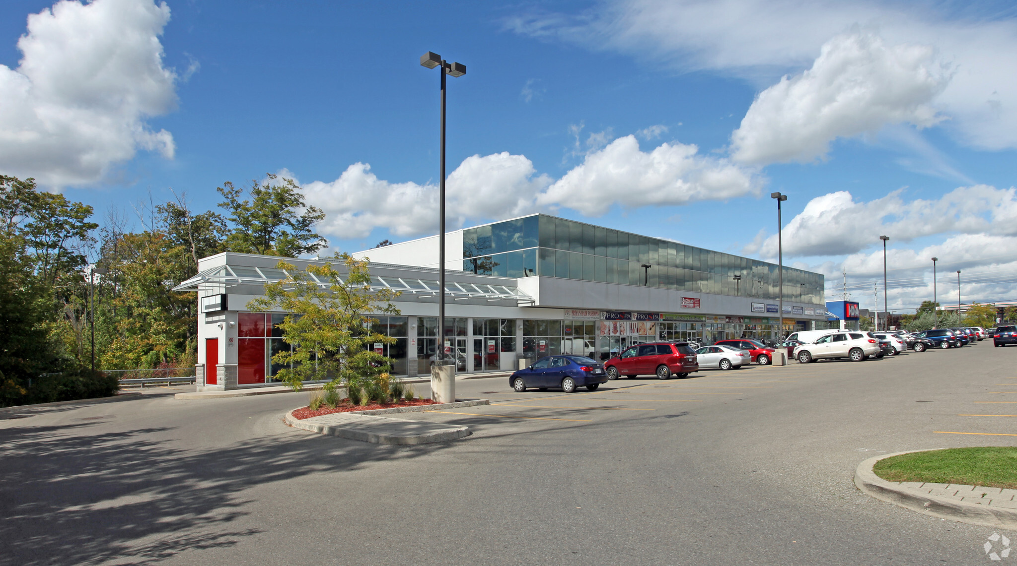 1 Rossland Rd W, Ajax, ON à louer Photo principale– Image 1 sur 5