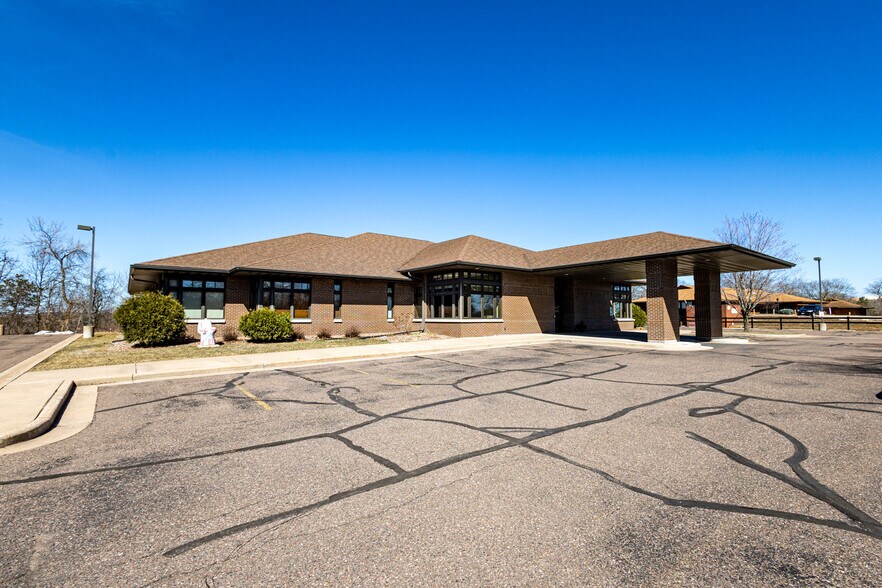 1110 Oak Ridge Dr, Eau Claire, WI à louer - Photo de l’immeuble – Image 3 sur 31