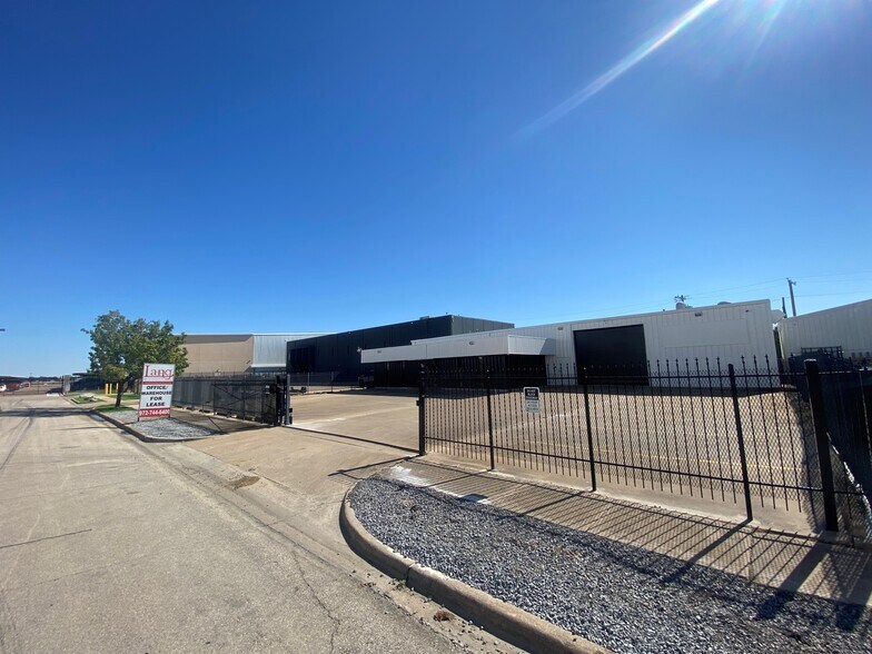 2734 Burbank St, Dallas, TX à louer - Photo de l’immeuble – Image 3 sur 11