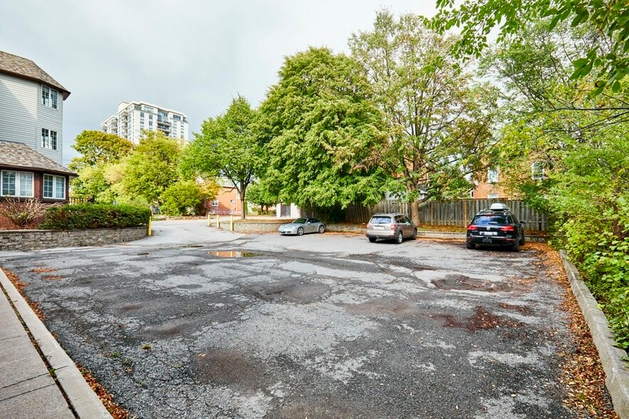 215 Simcoe St N, Oshawa, ON à vendre - Photo de l’immeuble – Image 3 sur 9