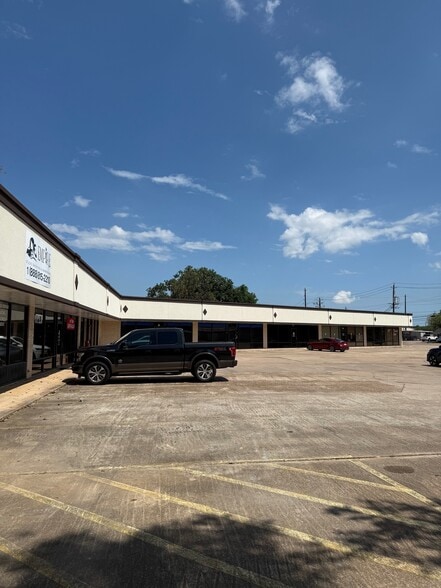 716 W Plantation Dr, Clute, TX à louer - Photo de l’immeuble – Image 2 sur 6