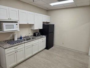 6497 Parkland Dr, Sarasota, FL à louer Photo intérieure– Image 1 sur 8
