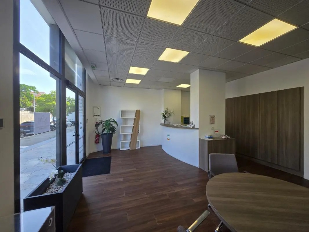Local commercial dans Toulon à louer Photo de l’immeuble– Image 1 sur 9
