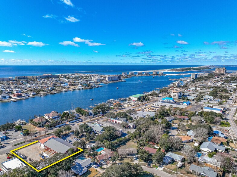 639 Harbor Blvd, Destin, FL à louer - Photo de l’immeuble – Image 3 sur 39