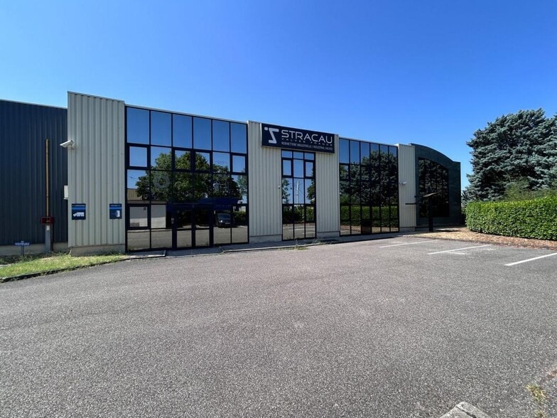 23 Rue Des Freres Lumiere, Genas à louer - Photo de l’immeuble – Image 2 sur 7