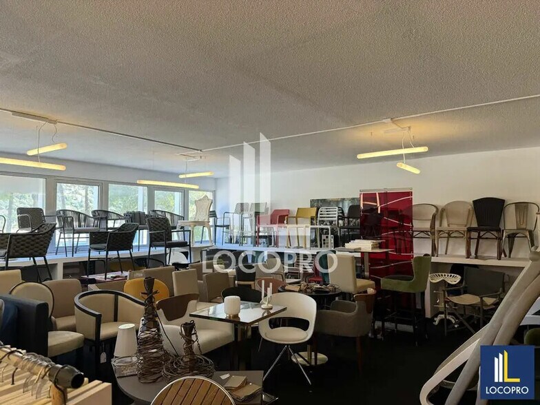 Local d’activités dans Carros à louer - Photo de l’immeuble – Image 3 sur 4