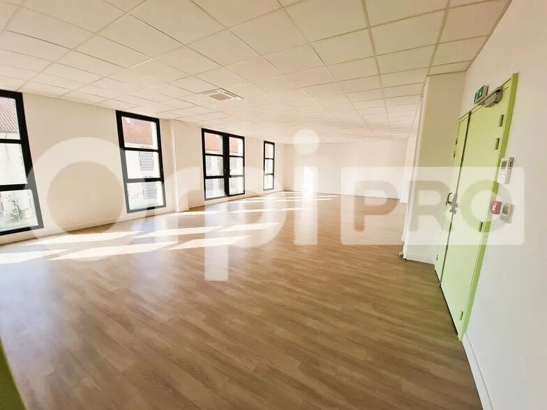 Local d’activités dans Soissons à louer - Photo de l’immeuble – Image 1 sur 4