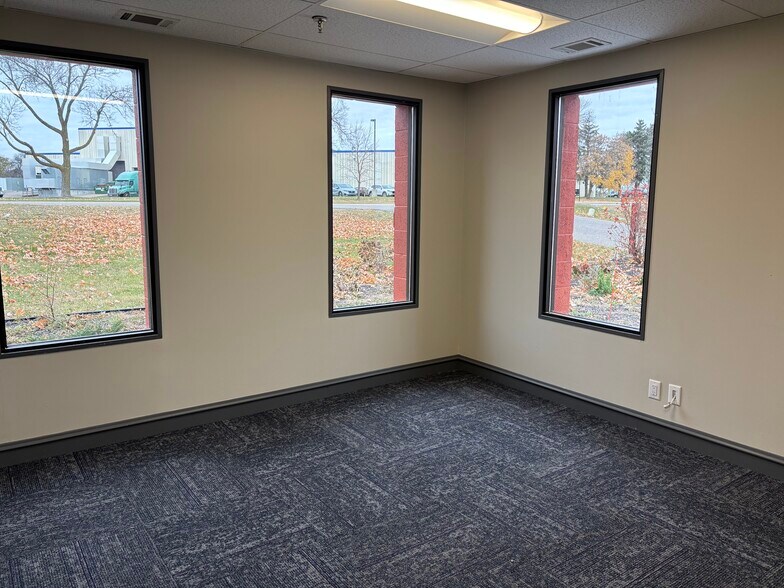 2730 N Niagara Ln, Plymouth, MN à louer - Photo de l’immeuble – Image 3 sur 6