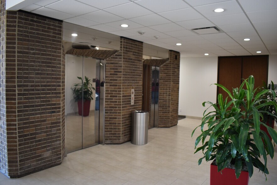 1202 Richardson Dr, Richardson, TX à louer - Hall d’entrée – Image 2 sur 2