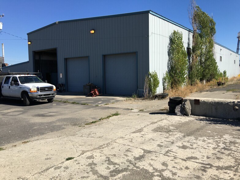 2111 E Hawthorne Rd, Mead, WA à louer - Photo de l’immeuble – Image 2 sur 4