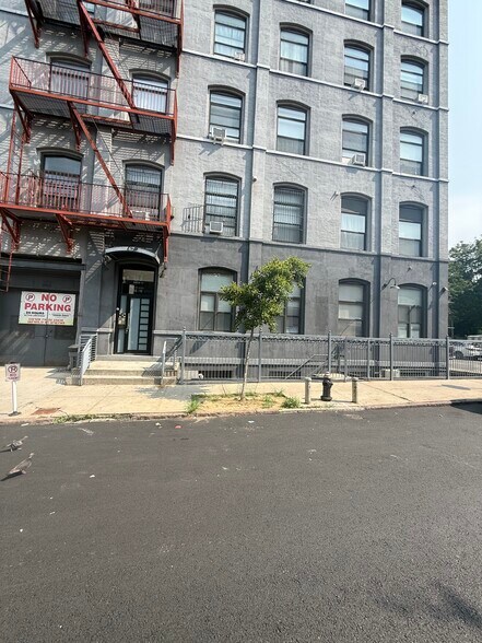 65 S 11th St, Brooklyn, NY à louer - Photo de l’immeuble – Image 2 sur 32
