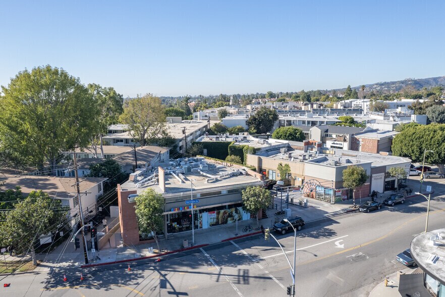 141-147 S Barrington Ave, Los Angeles, CA à louer - Photo de l’immeuble – Image 1 sur 4