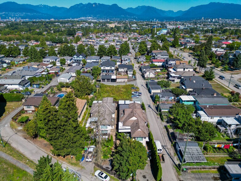 2669-2675 Vanness Av, Vancouver, BC à vendre - Photo de l’immeuble – Image 2 sur 10