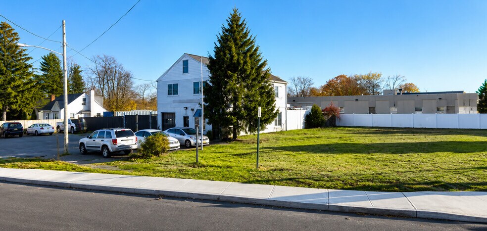 120 W Hills Rd, Huntington Station, NY à vendre - Photo de l’immeuble – Image 3 sur 6