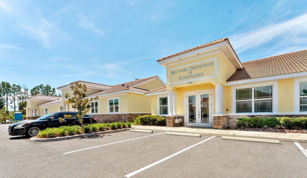 948 Cypress Village Blvd, Sun City Center, FL à vendre - Photo de l’immeuble – Image 2 sur 15
