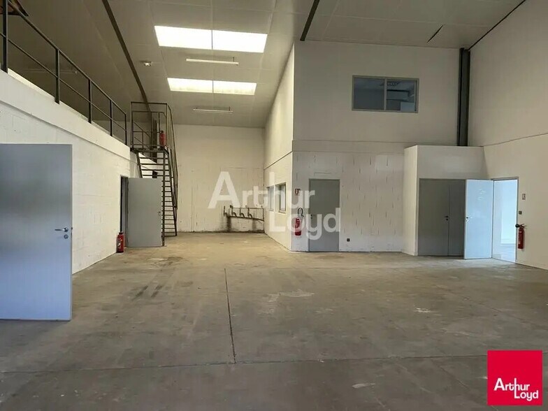 Local d’activités dans SAINT-BARTHELEMY-D'ANJOU à louer - Photo intérieure – Image 1 sur 4