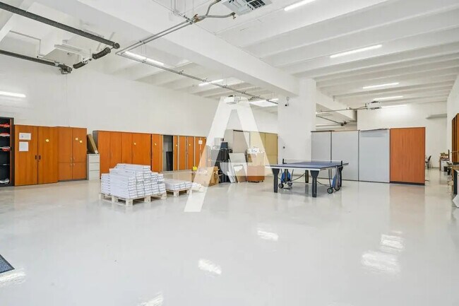 Plus de détails pour Local d'activités à louer