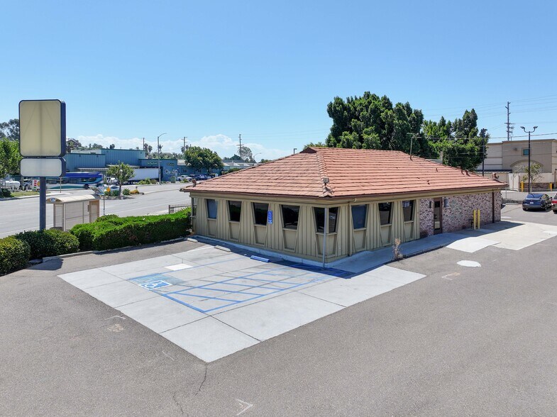 1235 S Mission Rd, Fallbrook, CA à louer - Photo de l’immeuble – Image 1 sur 6