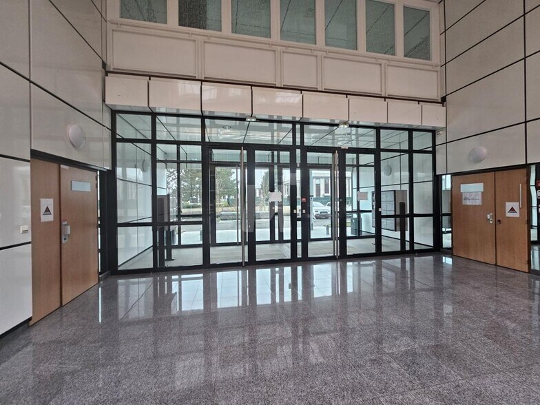 Bureau dans Villebon-sur-Yvette à vendre - Hall d’entrée – Image 2 sur 7