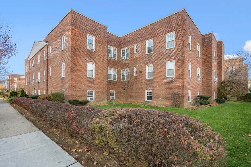 200 N Village Ave, Rockville Centre, NY à vendre - Photo de l’immeuble – Image 2 sur 18