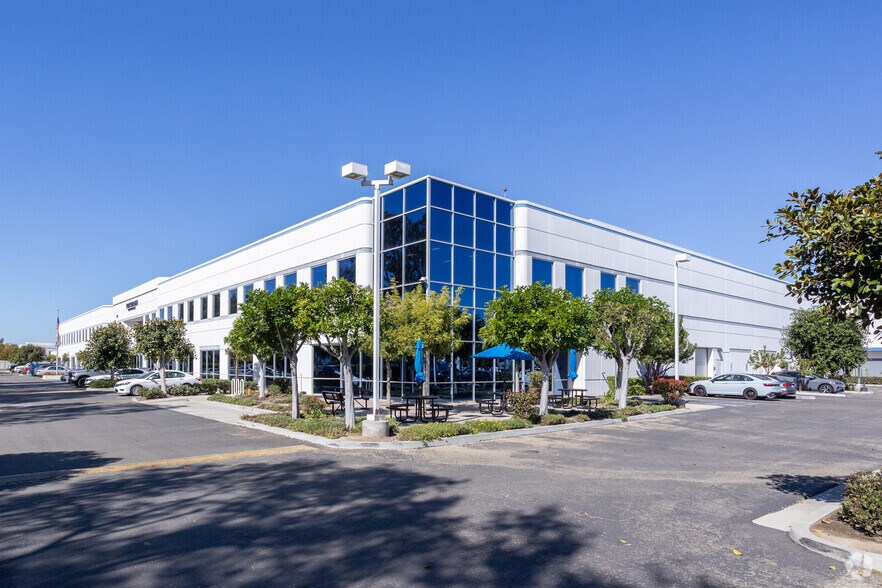 3301 Sturgis Rd, Oxnard, CA à vendre - Photo de l’immeuble – Image 2 sur 4