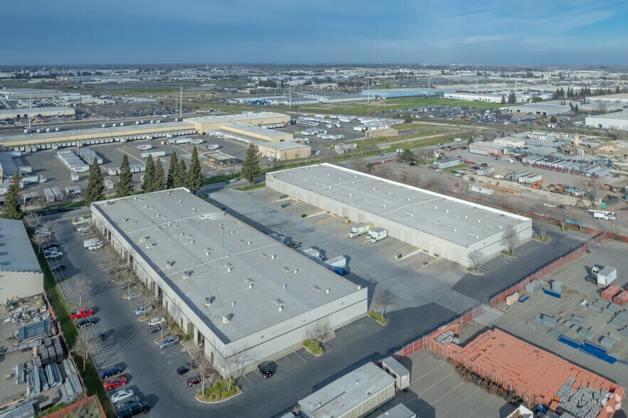 8210 Berry Ave, Sacramento, CA à louer - Aérien – Image 2 sur 20