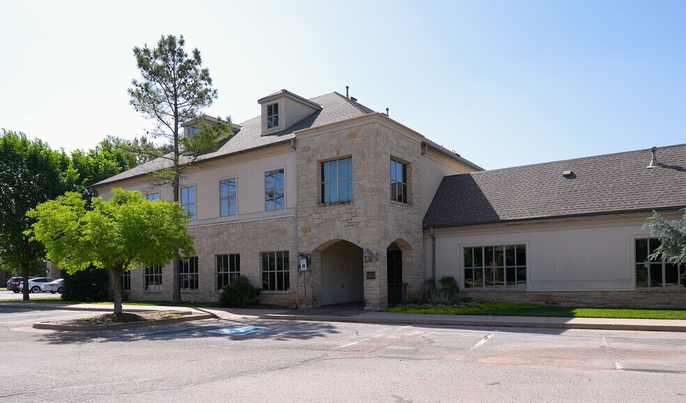 5619 N Classen Blvd, Oklahoma City, OK à vendre - Photo de l’immeuble – Image 2 sur 9