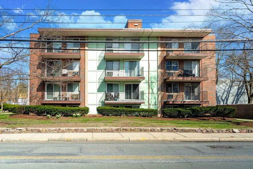 447 Pleasant St, Melrose, MA à vendre - Photo de l’immeuble – Image 2 sur 12
