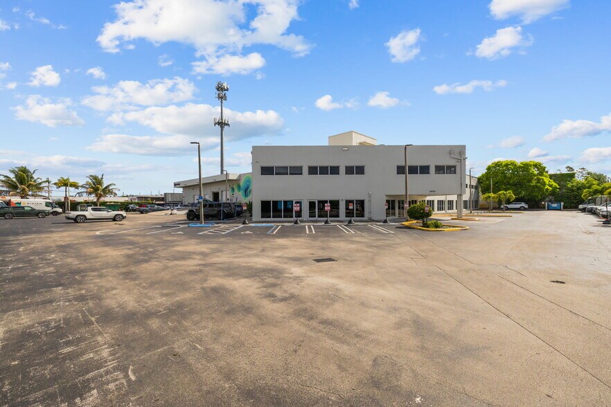 6955 NW 52nd St, Miami, FL à vendre - Photo de l’immeuble – Image 3 sur 6