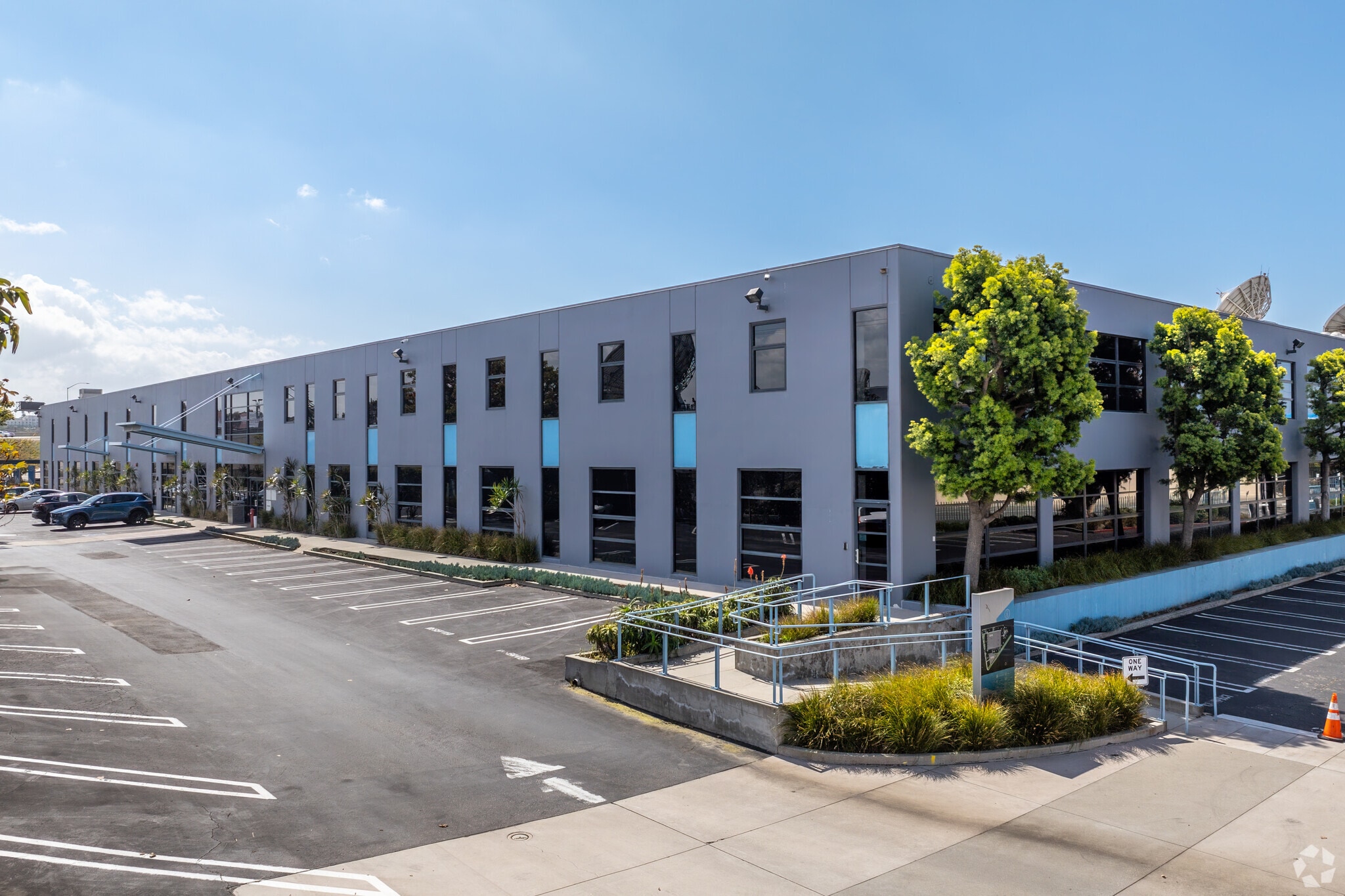 12910 Culver Blvd, Marina del Rey, CA à louer Photo principale– Image 1 sur 17
