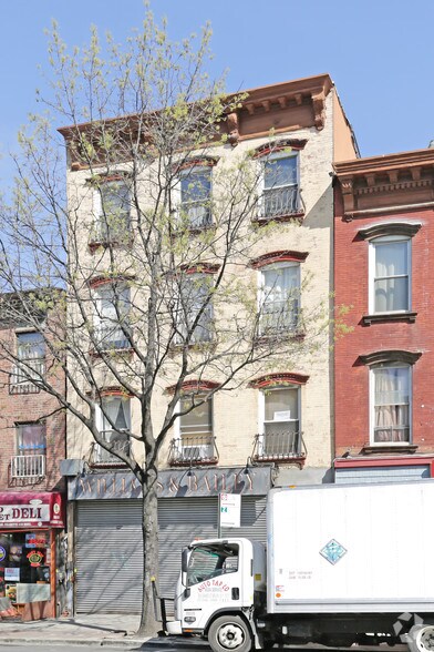 507 Grand St, Brooklyn, NY à vendre - Photo de l’immeuble – Image 2 sur 3
