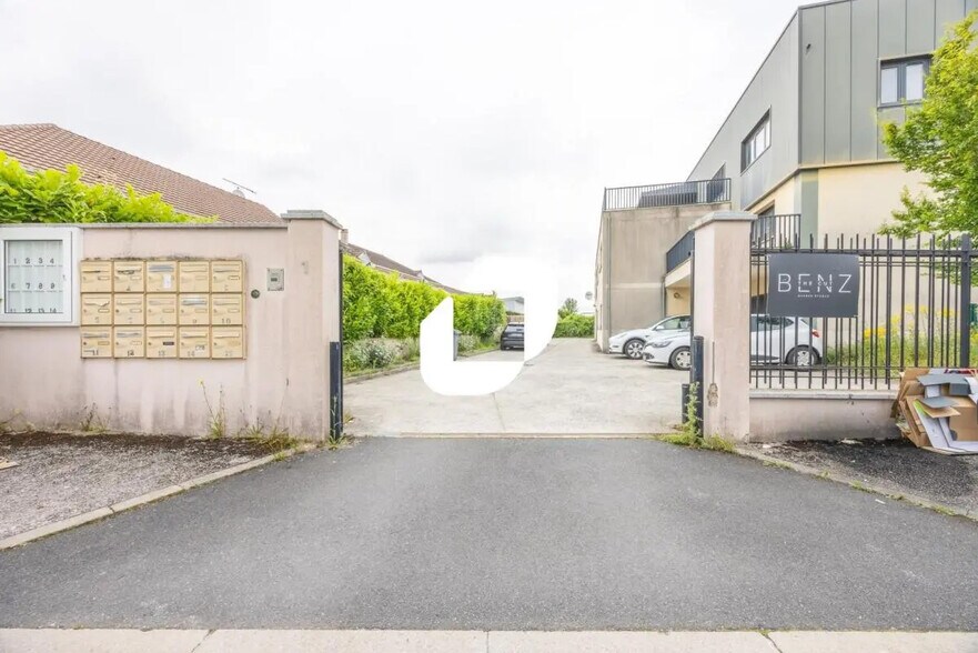 Bureau dans Chanteloup-en-Brie à louer - Photo de l’immeuble – Image 2 sur 10