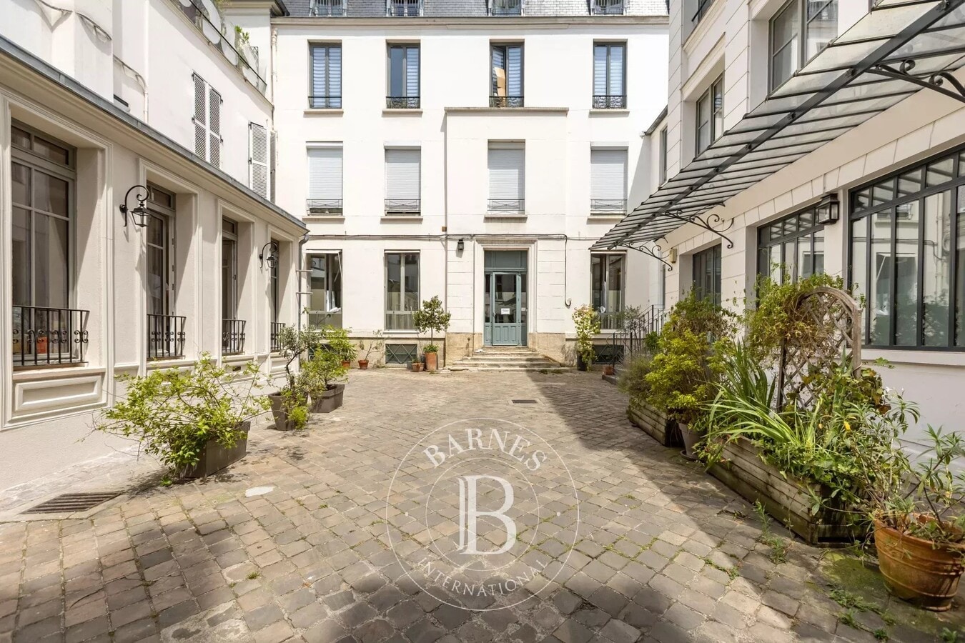 12 Rue D'Enghien, Paris, PAR 75010 -  -  - Photo intérieure - Image 1 of 7