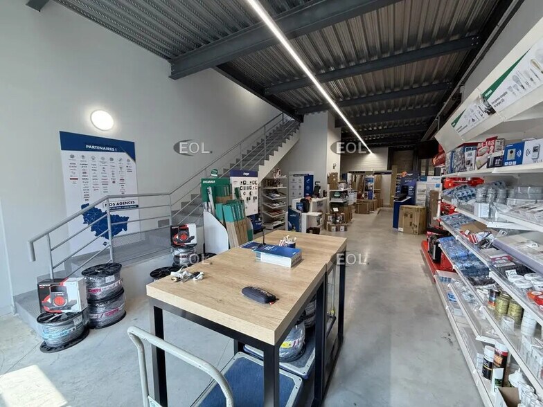 Local d’activités dans Meaux à louer - Photo de l’immeuble – Image 3 sur 11