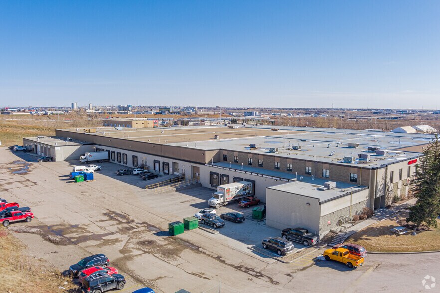 5760 9th St SE, Calgary, AB à louer - Photo de l’immeuble – Image 2 sur 4