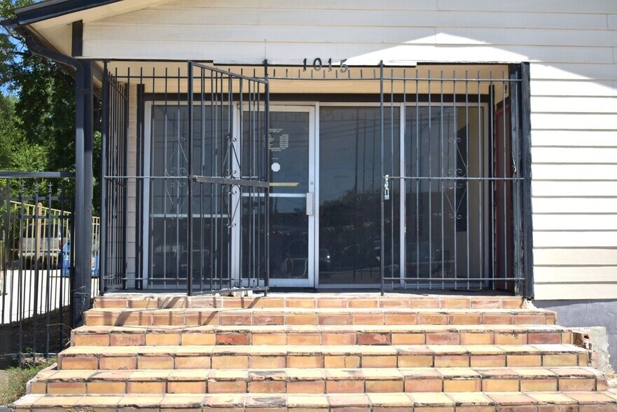 1015 W Hildebrand Ave, San Antonio, TX à vendre - Photo de l’immeuble – Image 2 sur 8