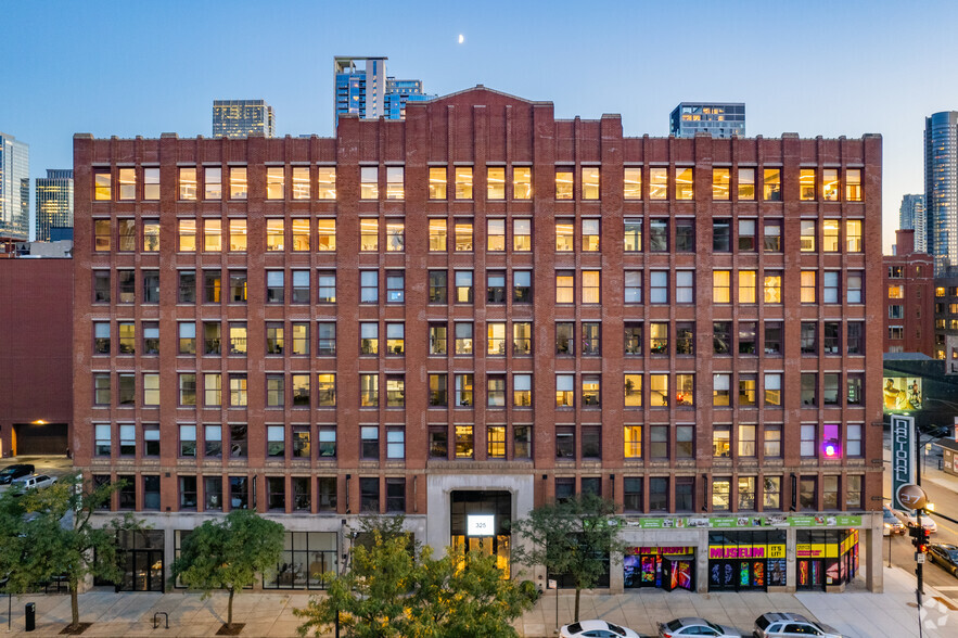 325 W Huron St, Chicago, IL à louer - Photo de l’immeuble – Image 2 sur 4