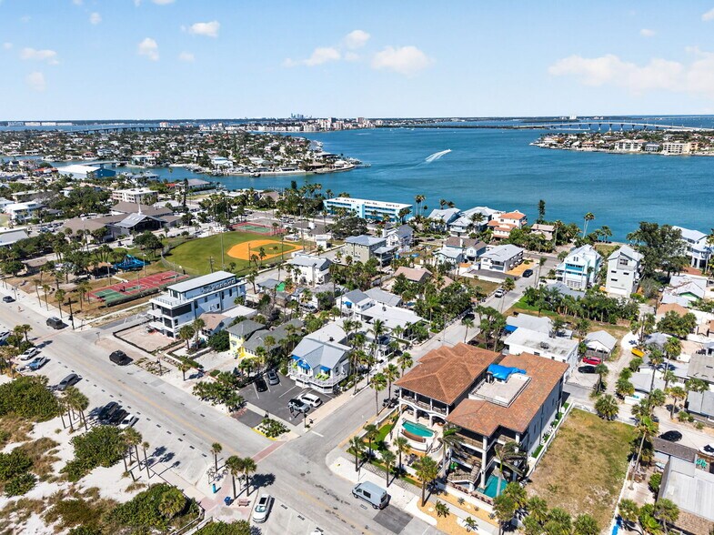 109 14th Ave, St Pete Beach, FL à vendre - Photo de l’immeuble – Image 2 sur 37