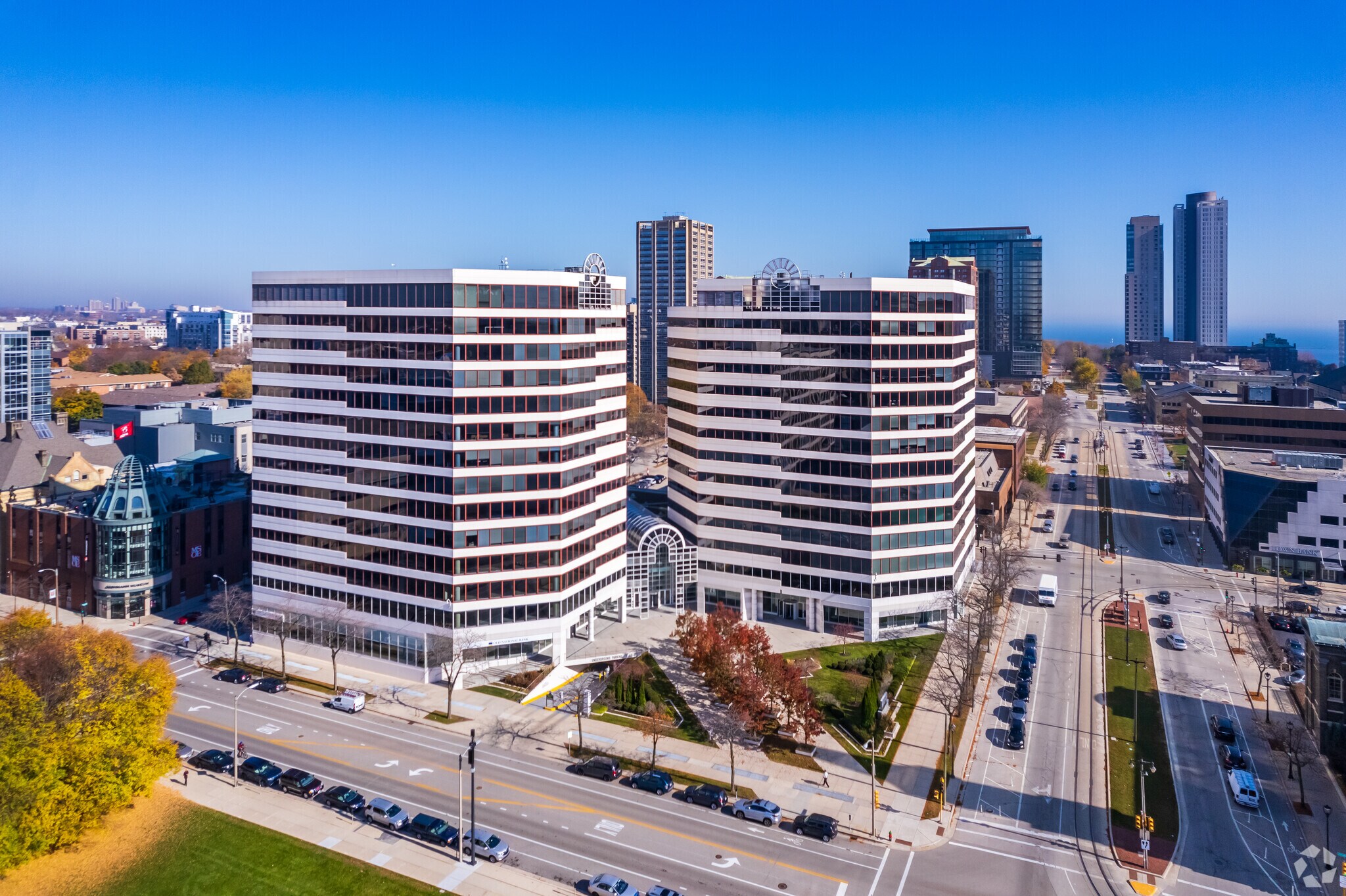 330 E Kilbourn Ave, Milwaukee, WI à louer Photo principale– Image 1 sur 23