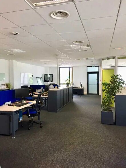 Bureau dans Compiègne à louer - Photo de l’immeuble – Image 2 sur 8