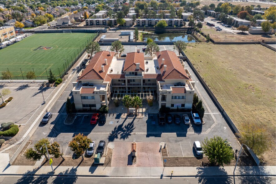 3166 E Palmdale Blvd, Palmdale, CA à vendre - Photo de l’immeuble – Image 1 sur 31