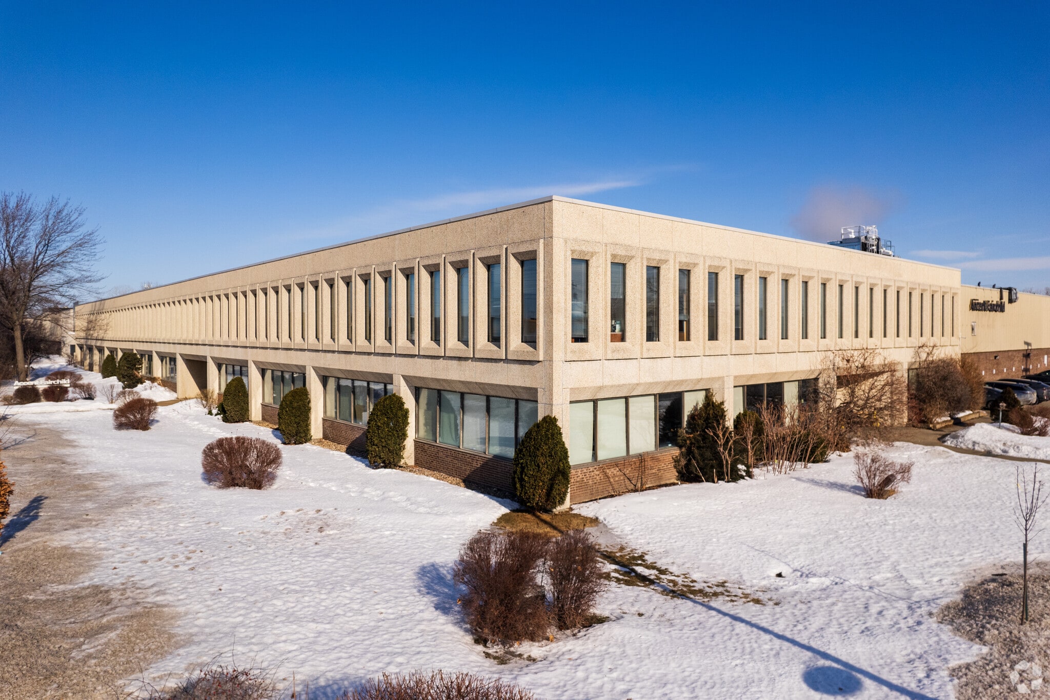 5151-5171 Boul Thimens, Montréal, QC à louer Photo principale– Image 1 sur 6